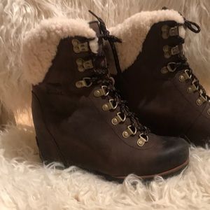 Sorel Conquest brown shearling boots